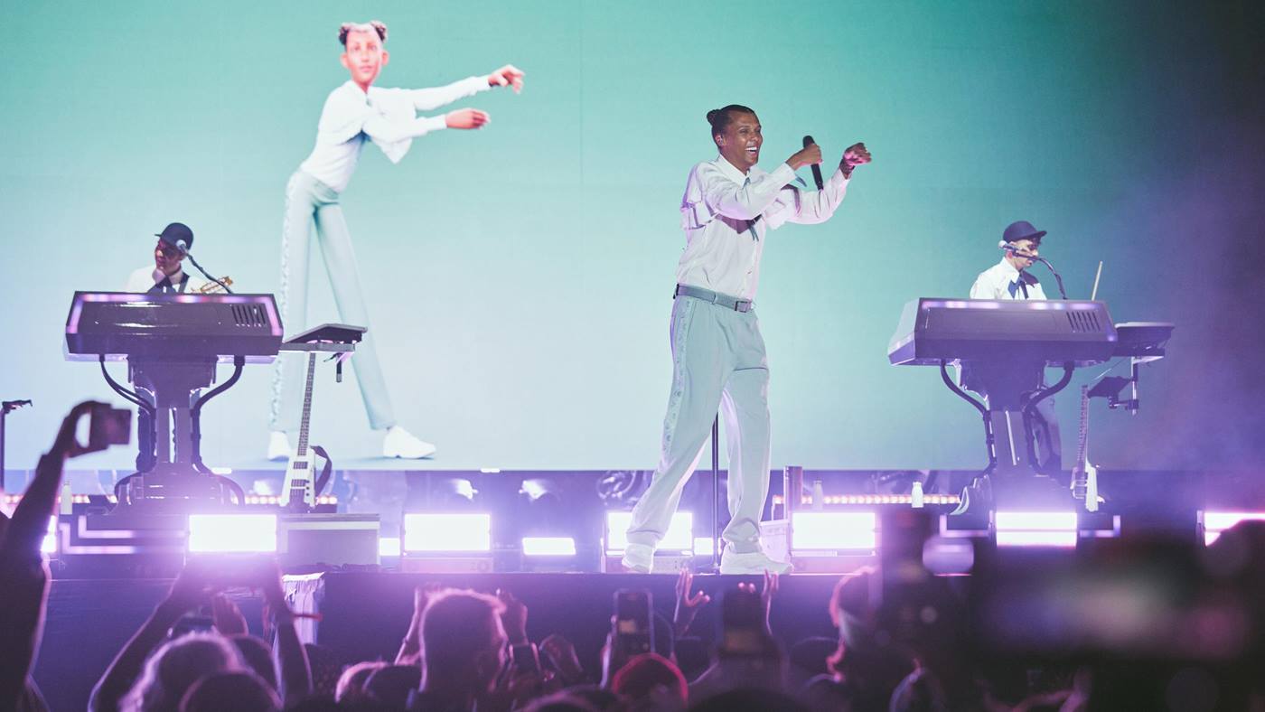 Stromae performt auf der Bühne