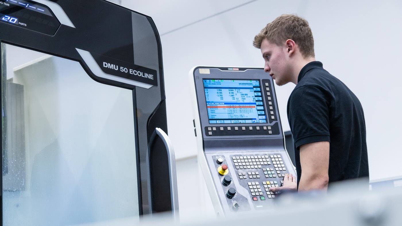 Ausbildung zum Zerspanungsmechaniker bei KUKA: Drei Jugendliche in der Ausbildung