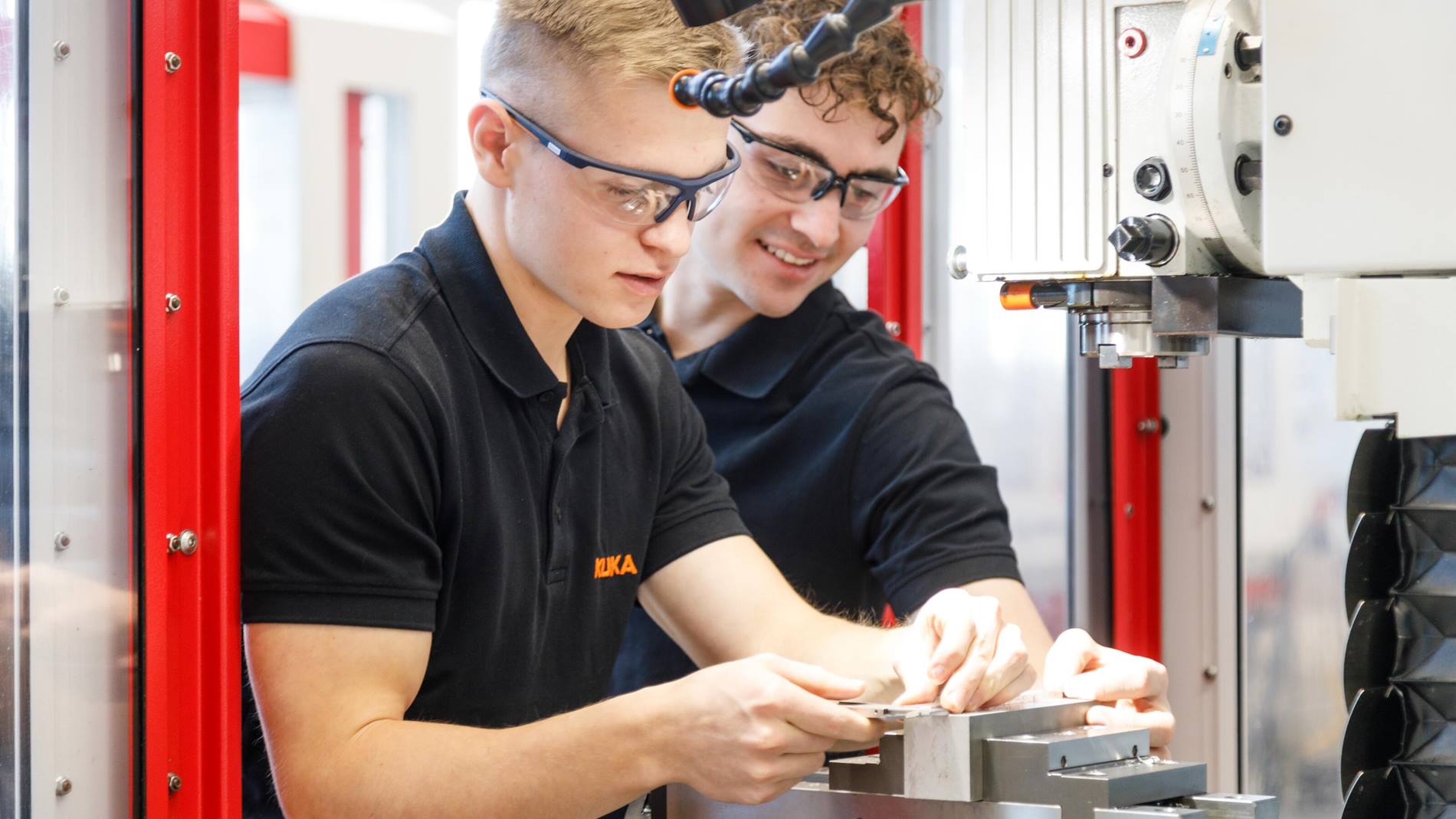 KUKA Maschinenbaustudent im Büro