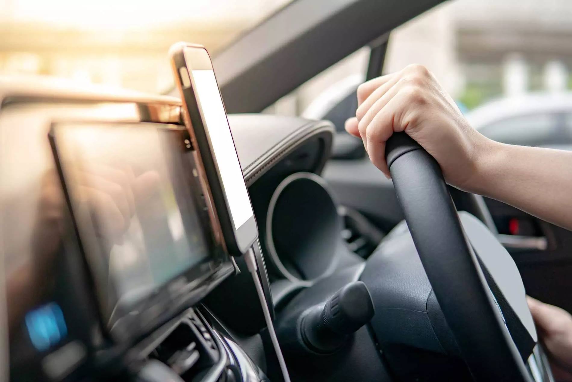 Blick in ein Auto Cockpit: Connected Cars sind l?ngst keine Zukunftsphantasie, sondern Realit?t