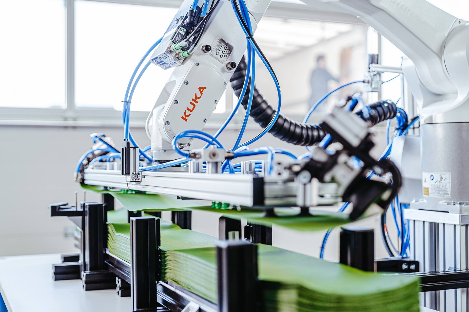 Kleinrobotik von KUKA überzeugt mit kompaktem Design, hoher Reichweite und Pr?zision - hier in der Textilproduktion.