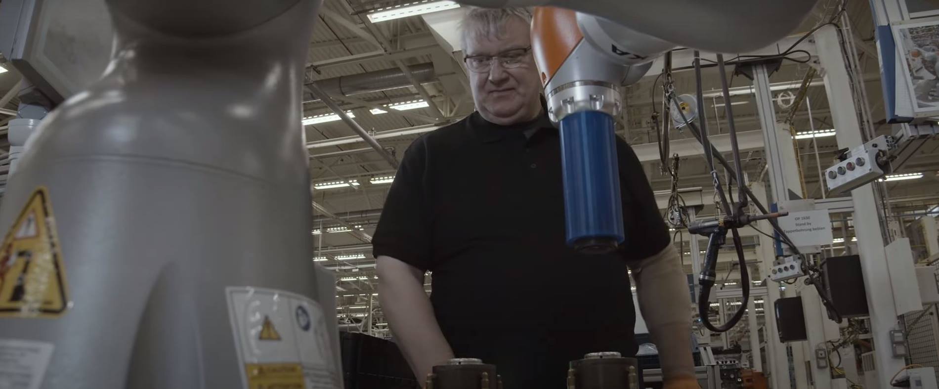 KUKA Cobot unterstützt einen Mann in der Produktion