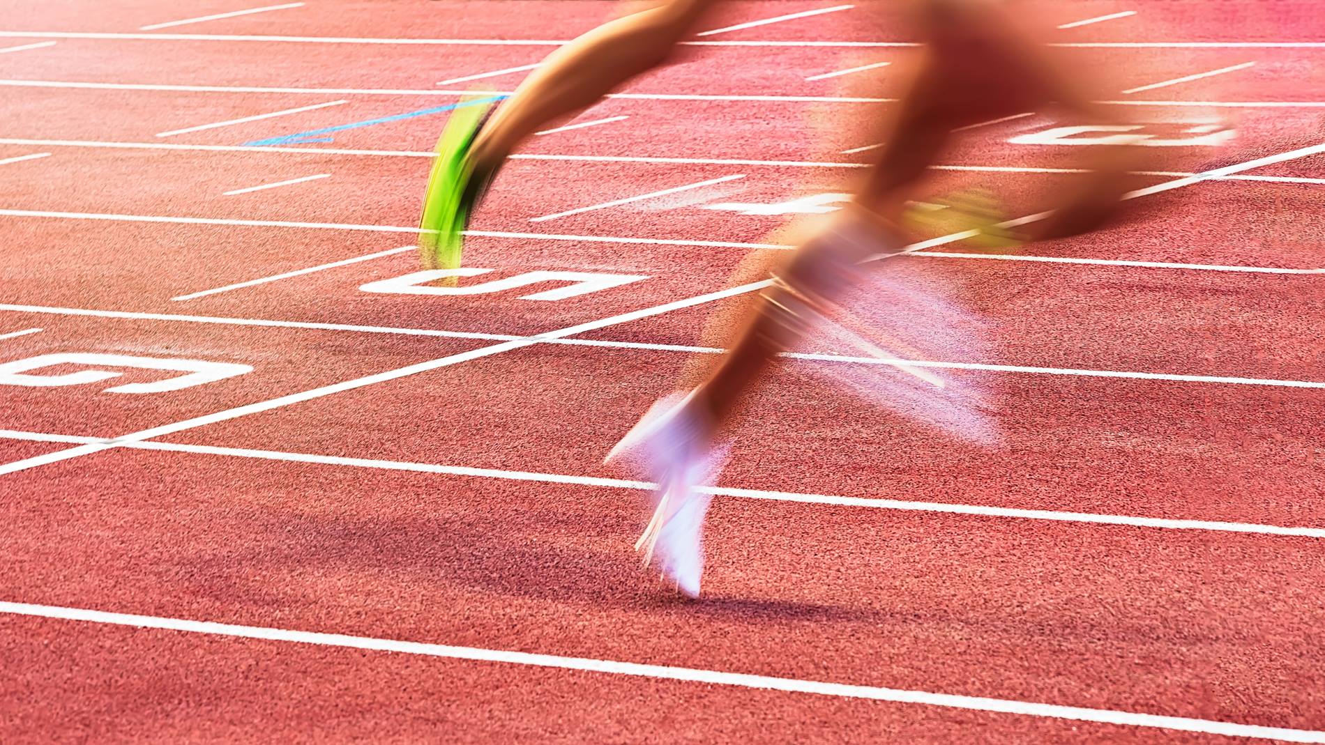 Sportler laufen über die Ziellinie