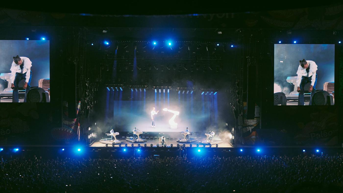 Stromae concert with robots