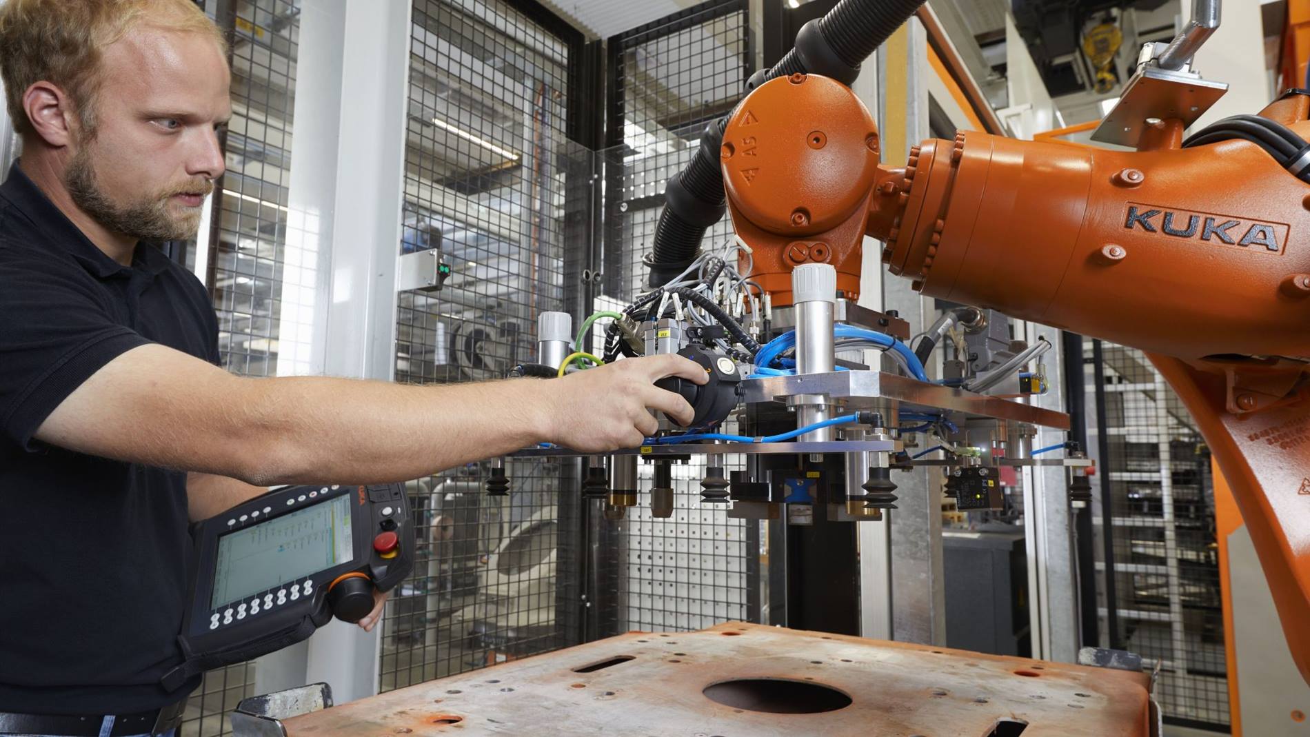 Eine kurze Schulung reicht, um einen Roboter im Handwerksbetrieb bedienen zu k?nnen.
