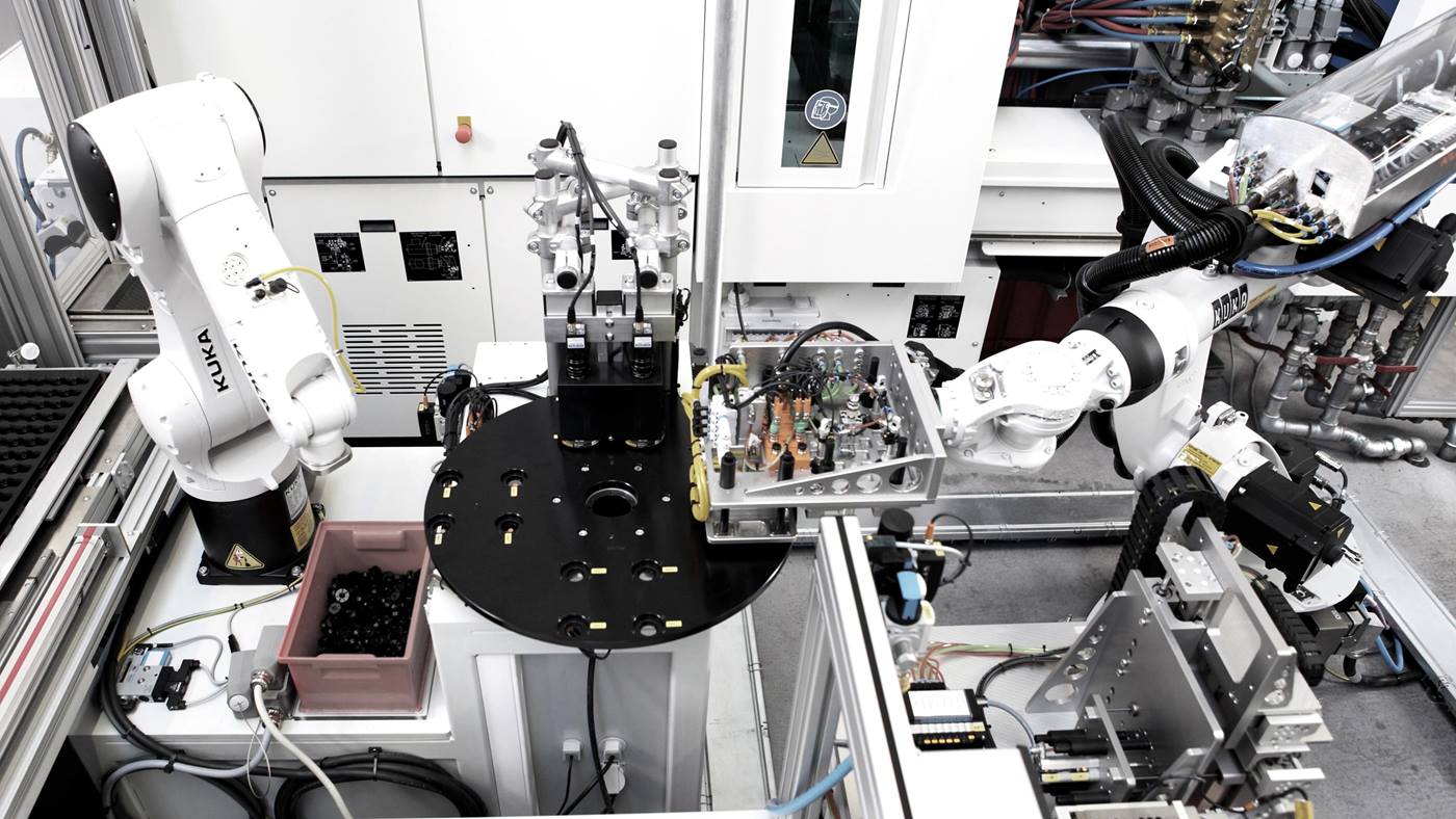 The KR 16 robot deposits the molded fans into the test station with a camera