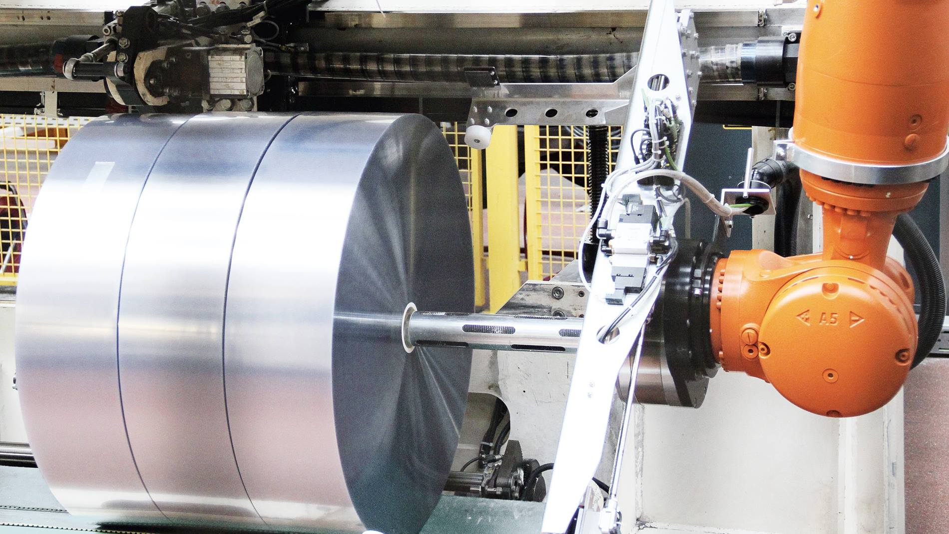 Folienrollen-Greifer am KUKA Roboter greit Rolle