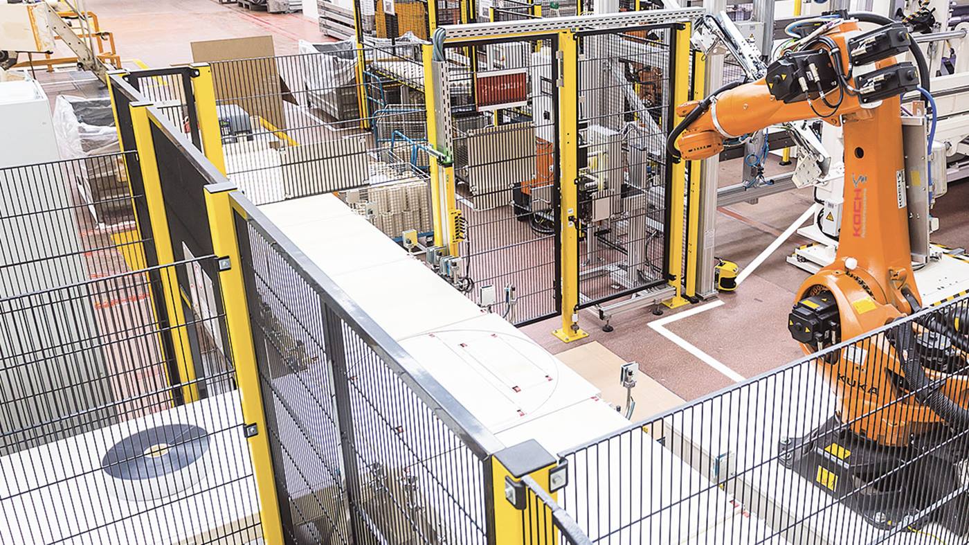KUKA Roboter entnimmt Folienrolle