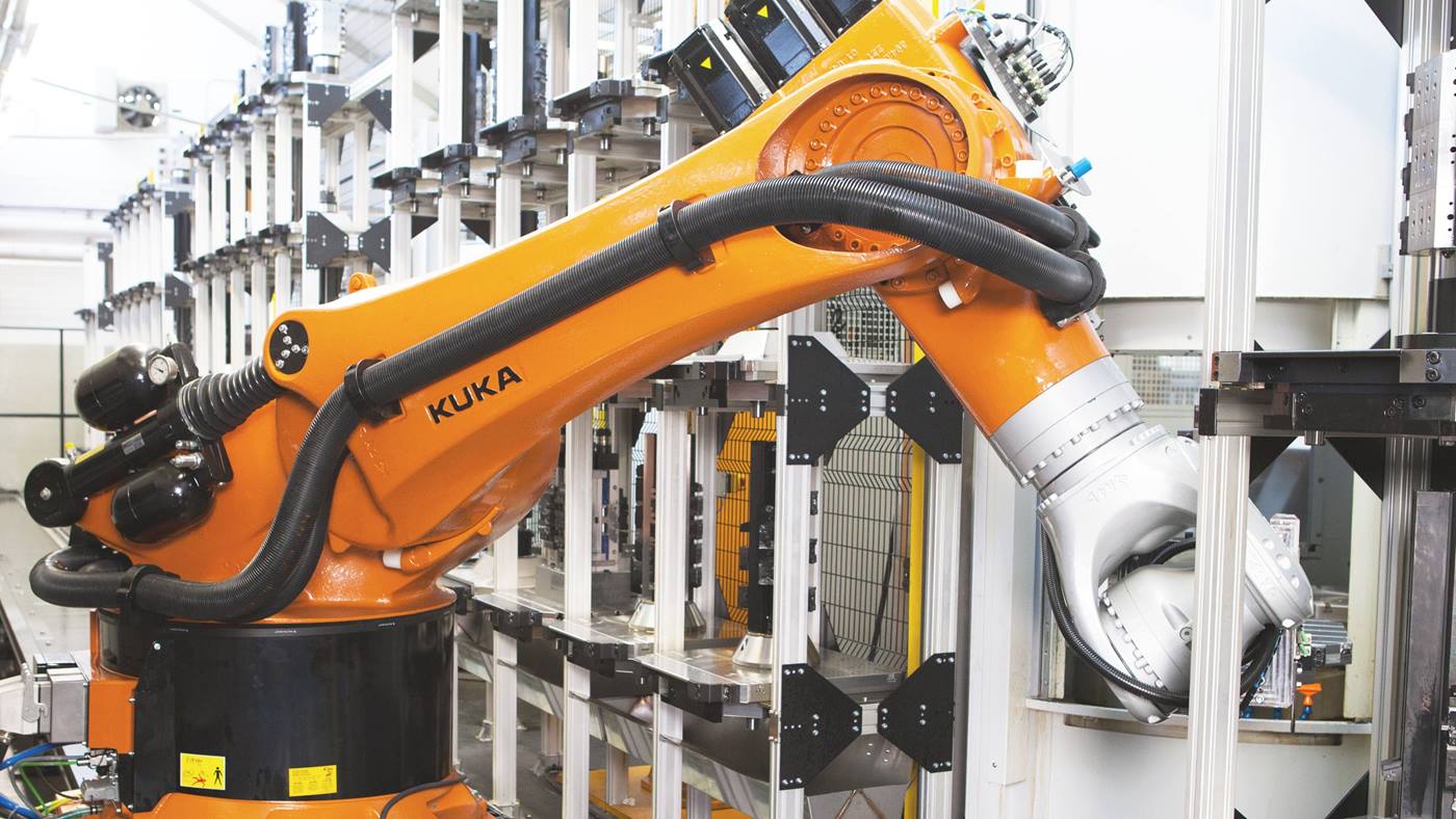 KUKA KR QUANTEC F im Einsatz bei Merz