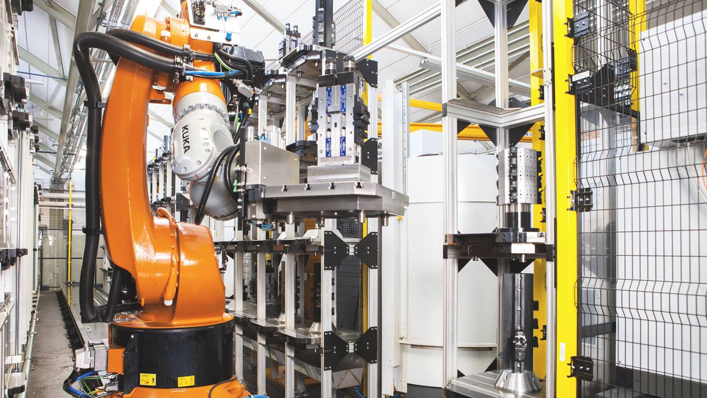 Robot della serie KR FORTEC presso il costruttore di macchine MERZ