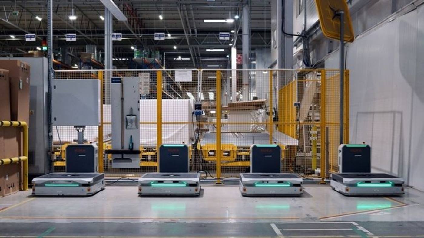 Autonome mobile Roboter von KUKA mit Li?Ionen?Batterien bleiben durch induktives Laden rund um die Uhr einsatzbereit.