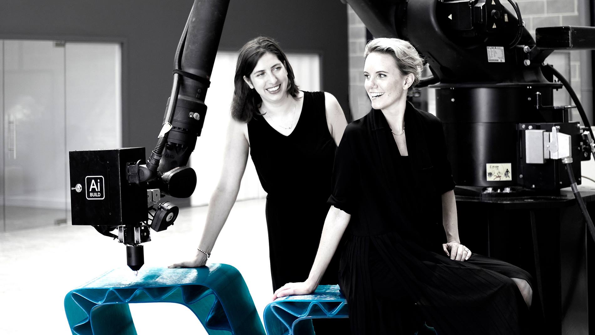 Lisa Hinderdael und Sofia Hagen vor einem KR QUANTEC