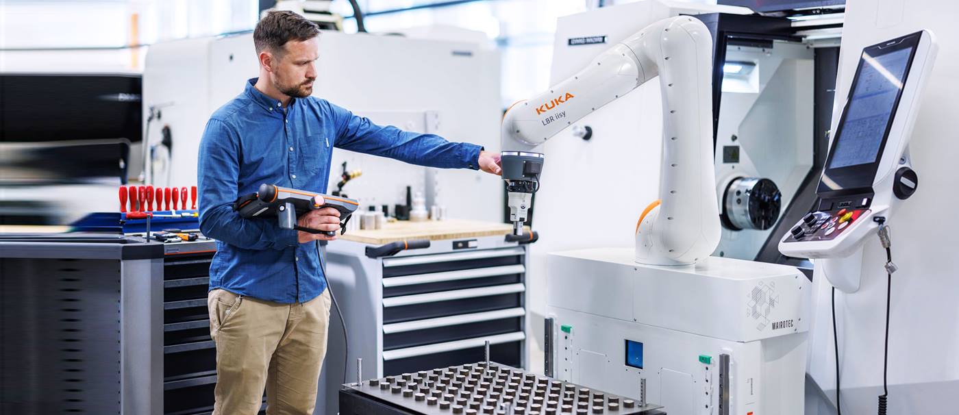 mobiler-Cobot-mit-intuitiver-Bedienung-hilft-Mitarbeiter-bei-be-und-entladen